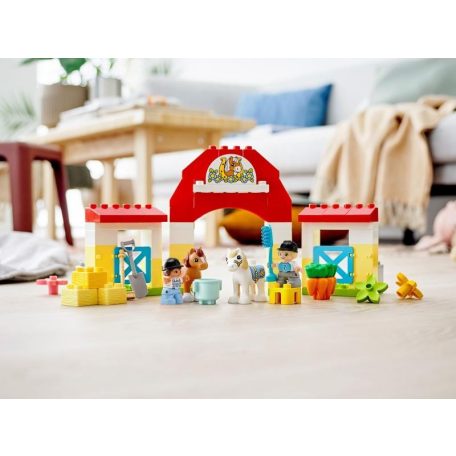 LEGO DUPLO Lóistálló és pónigondozás